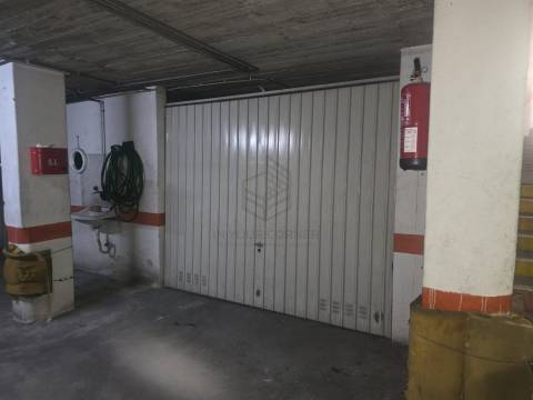 T2 em Conversão com Logradouro e Garagem Privativa – Oportunidade na Amadora