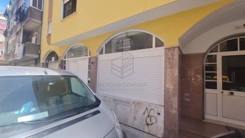 T2 em Conversão com Logradouro e Garagem Privativa – Oportunidade na Amadora