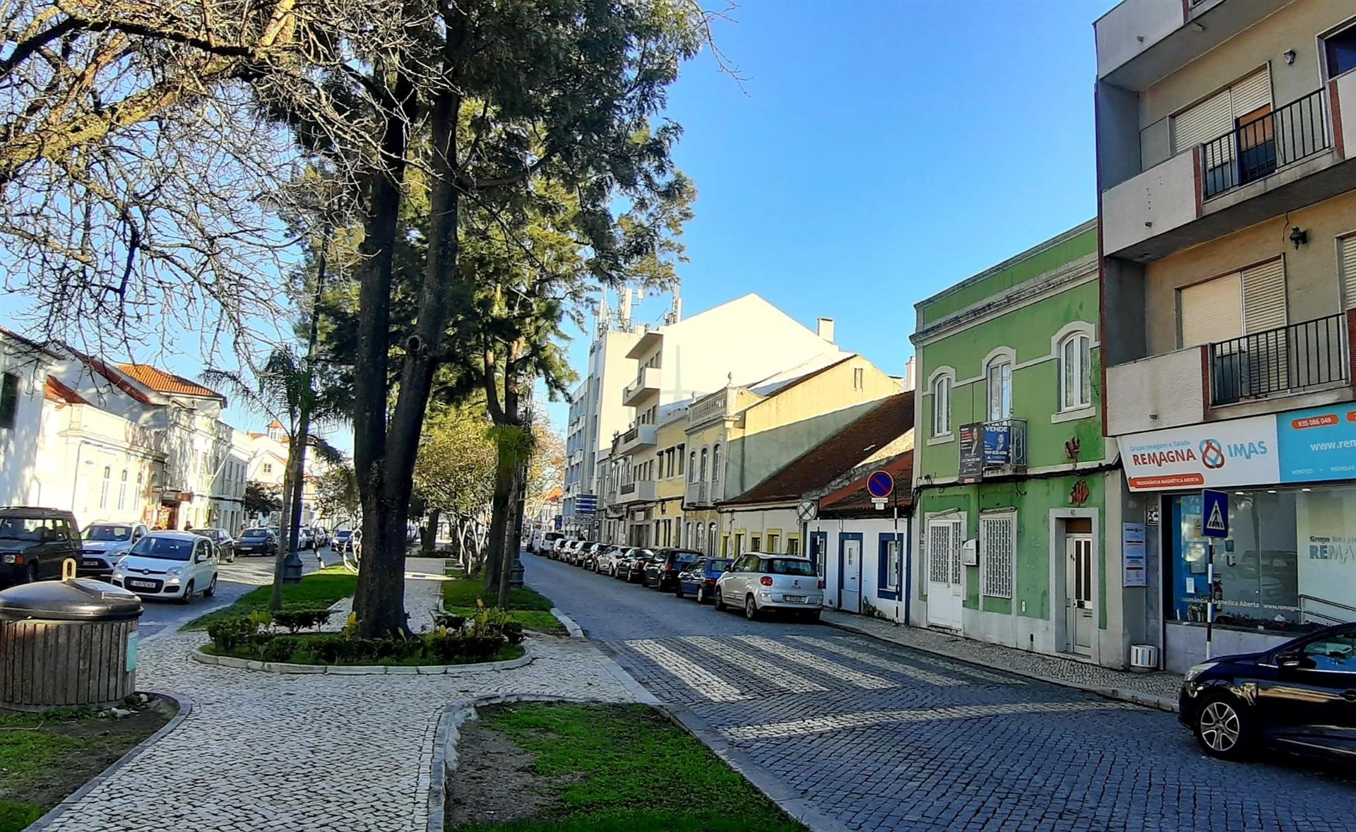 Prédio Misto para Investimento na Avenida dos Pescadores - Montijo