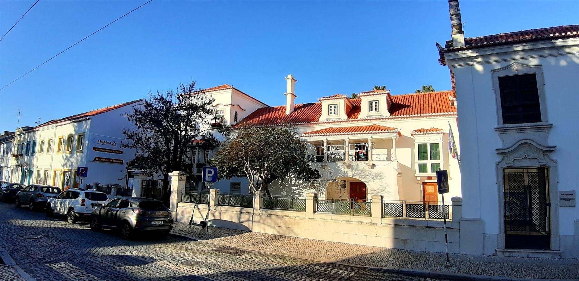 Prédio Misto para Investimento na Avenida dos Pescadores - Montijo