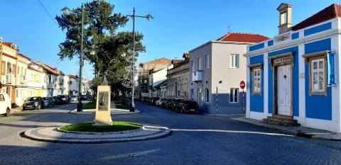 Prédio Misto para Investimento na Avenida dos Pescadores - Montijo