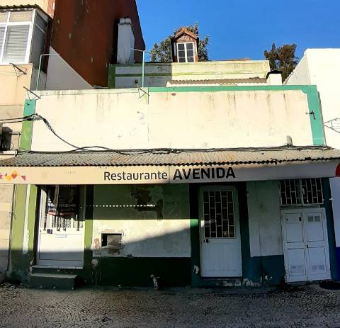 Prédio Misto para Investimento na Avenida dos Pescadores - Montijo