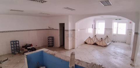 Prédio Misto para Investimento na Avenida dos Pescadores - Montijo