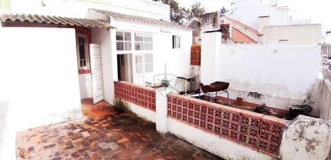 Prédio Misto para Investimento na Avenida dos Pescadores - Montijo