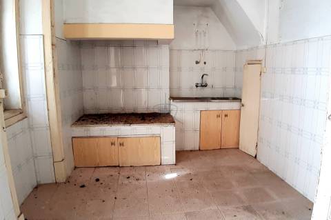 Prédio Misto para Investimento na Avenida dos Pescadores - Montijo