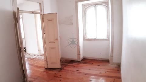 Prédio Misto para Investimento na Avenida dos Pescadores - Montijo