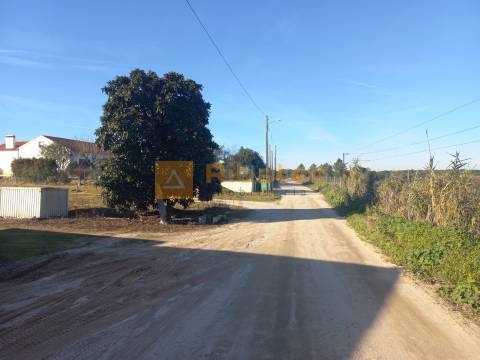 Terreno com cerca de 1500 m2 na Fajarda