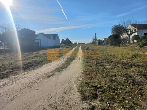 Terreno com cerca de 1500 m2 na Fajarda