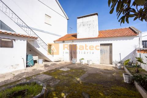 Moradia em  Montinhos dos Pegos