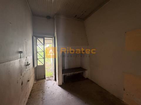 Moradia para remodelar em Coruche