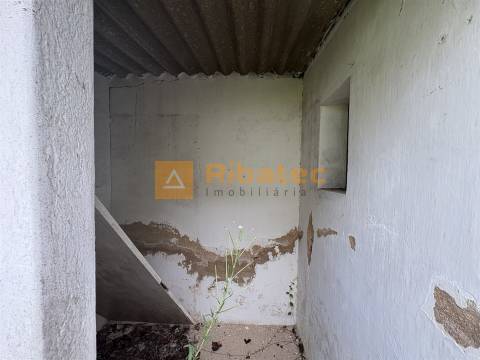 Moradia para remodelar em Coruche