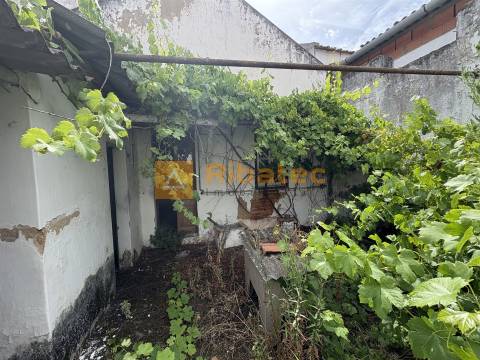 Moradia para remodelar em Coruche