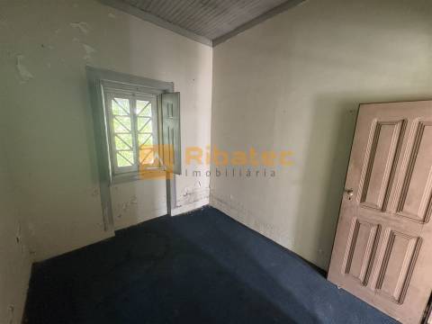 Moradia para remodelar em Coruche