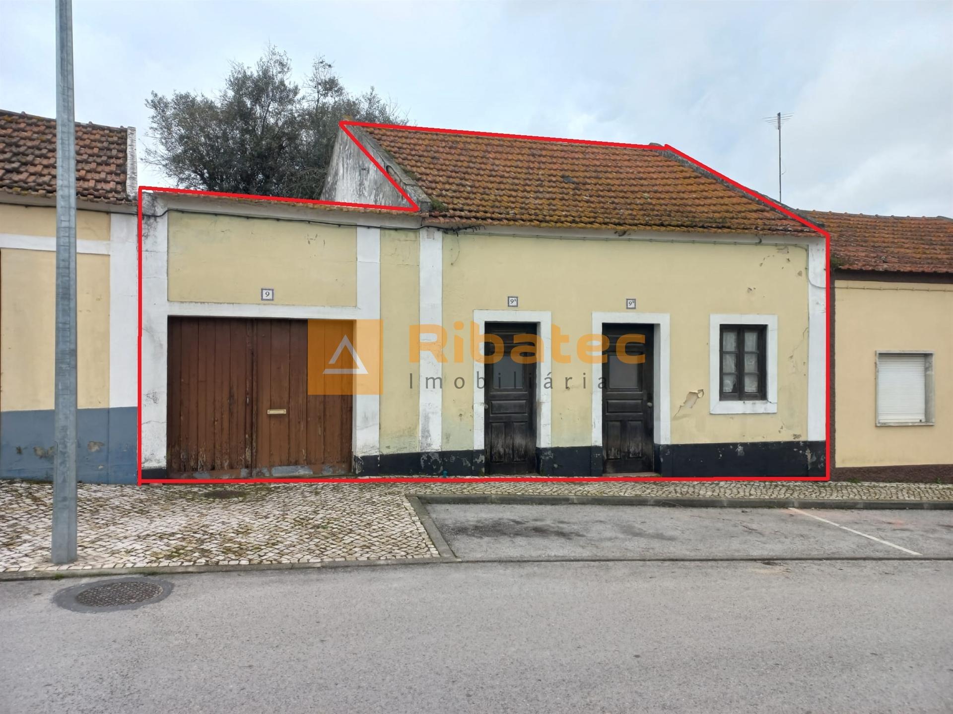 Moradia com garagem e quintal no centro da Lamarosa