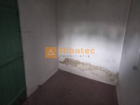 Moradia com garagem e quintal no centro da Lamarosa