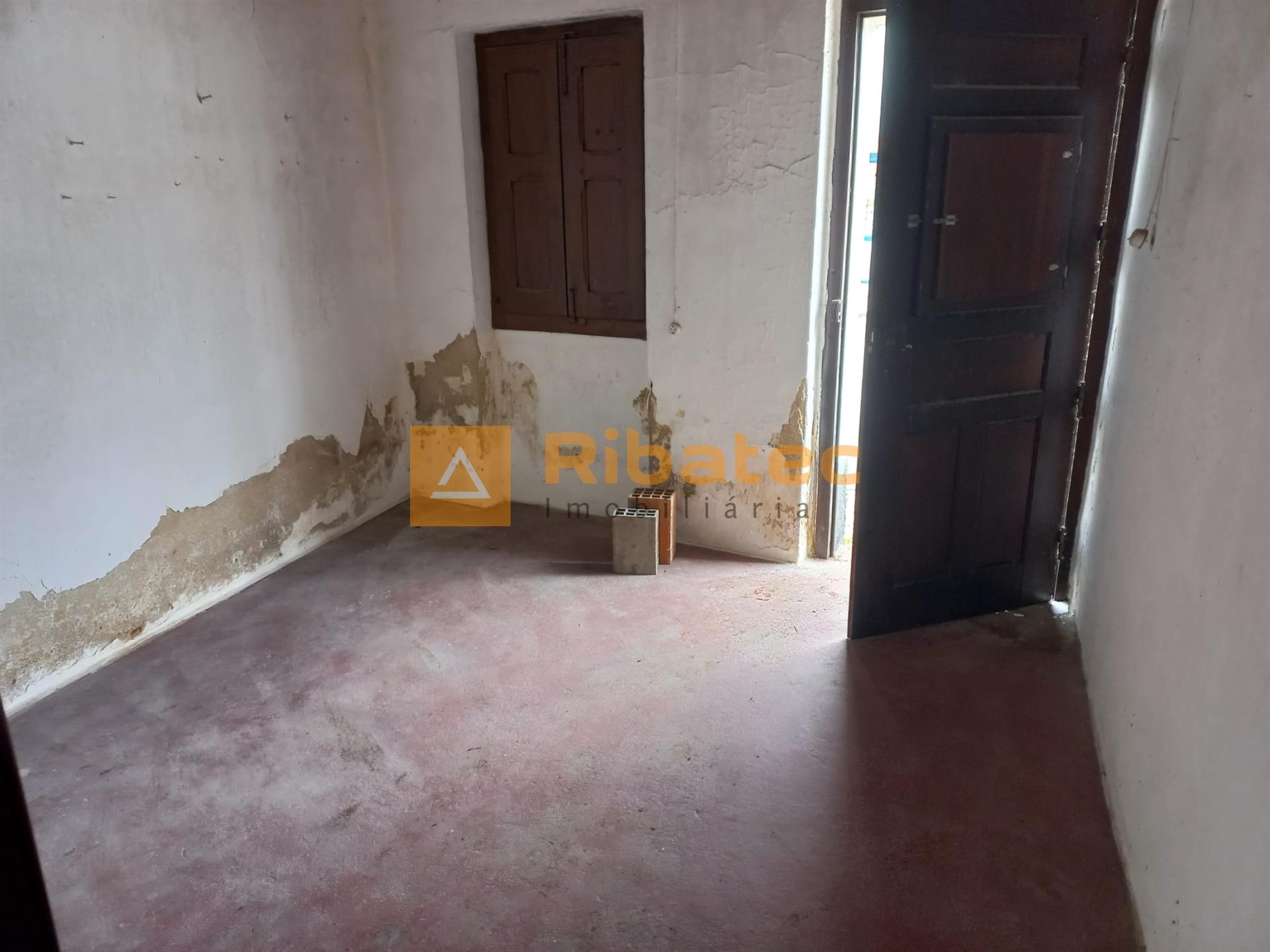 Moradia com garagem e quintal no centro da Lamarosa