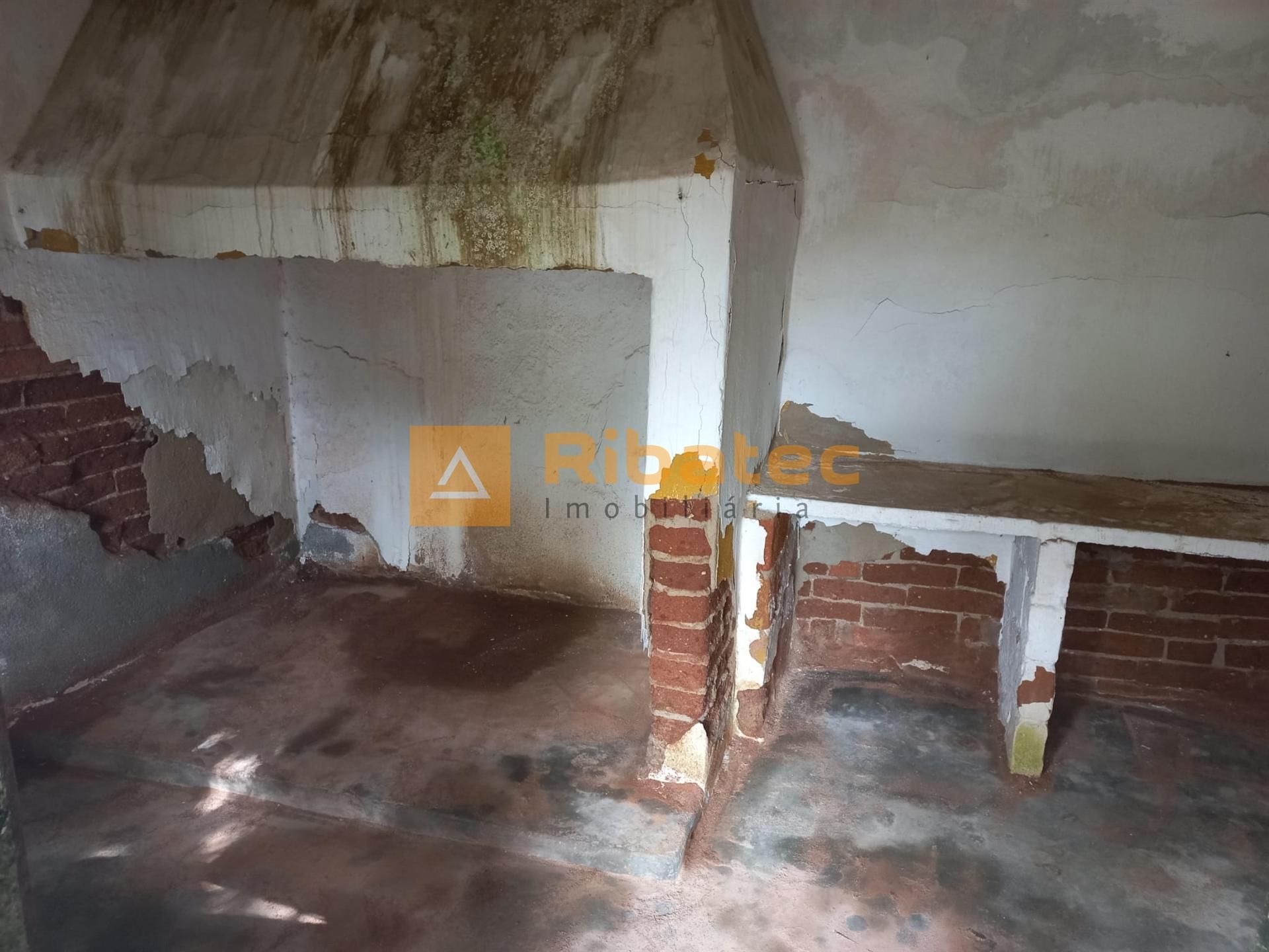 Moradia com garagem e quintal no centro da Lamarosa