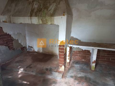 Moradia com garagem e quintal no centro da Lamarosa