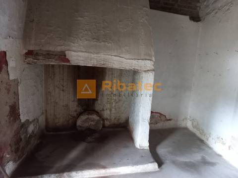 Moradia com garagem e quintal no centro da Lamarosa