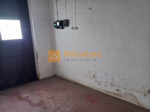 Moradia com garagem e quintal no centro da Lamarosa