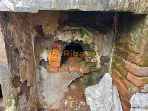 Moradia com garagem e quintal no centro da Lamarosa