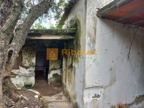 Moradia com garagem e quintal no centro da Lamarosa