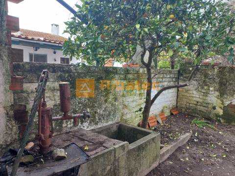 Moradia com garagem e quintal no centro da Lamarosa