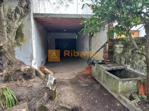 Moradia com garagem e quintal no centro da Lamarosa