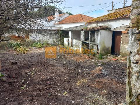 Moradia com garagem e quintal no centro da Lamarosa