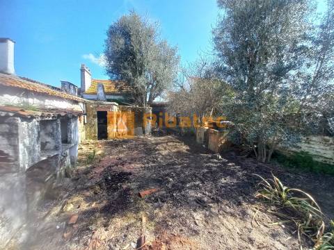 Moradia com garagem e quintal no centro da Lamarosa