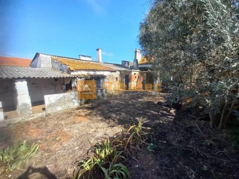 Moradia com garagem e quintal no centro da Lamarosa