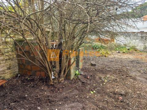 Moradia com garagem e quintal no centro da Lamarosa