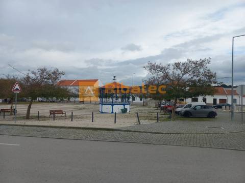 Moradia com garagem e quintal no centro da Lamarosa