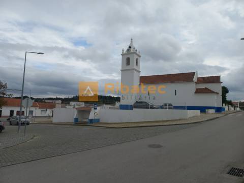 Moradia com garagem e quintal no centro da Lamarosa