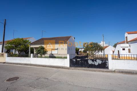 Moradia T2 com terreno de 722 m² no Rebocho