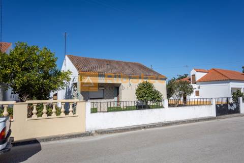 Moradia T2 com terreno de 722 m² no Rebocho