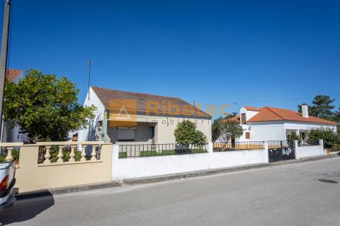 Moradia T2 com terreno de 722 m² no Rebocho
