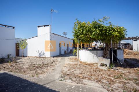Moradia T2 com terreno de 722 m² no Rebocho
