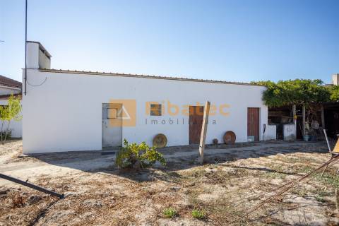 Moradia T2 com terreno de 722 m² no Rebocho