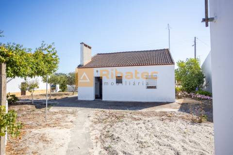 Moradia T2 com terreno de 722 m² no Rebocho