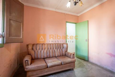 Moradia T2 com terreno de 722 m² no Rebocho