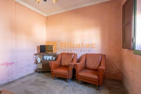 Moradia T2 com terreno de 722 m² no Rebocho