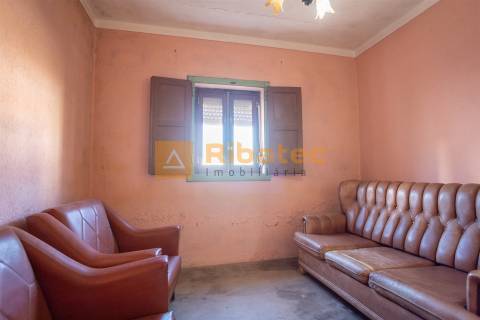 Moradia T2 com terreno de 722 m² no Rebocho