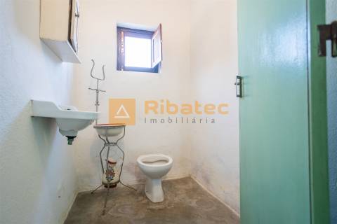 Moradia T2 com terreno de 722 m² no Rebocho