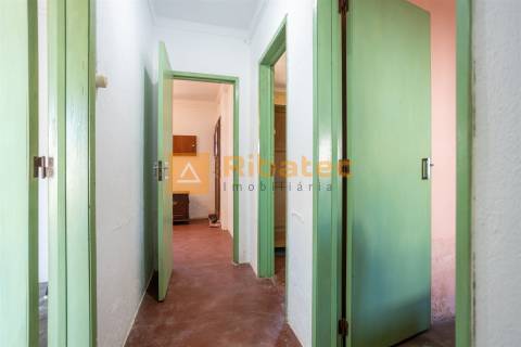 Moradia T2 com terreno de 722 m² no Rebocho