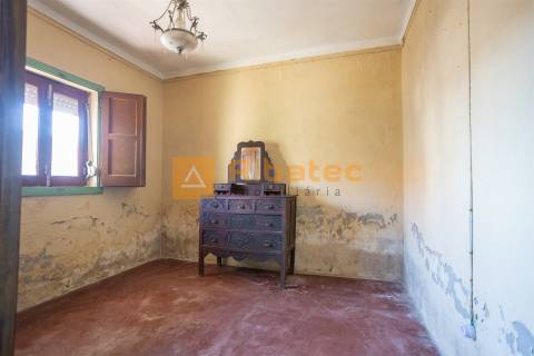 Moradia T2 com terreno de 722 m² no Rebocho