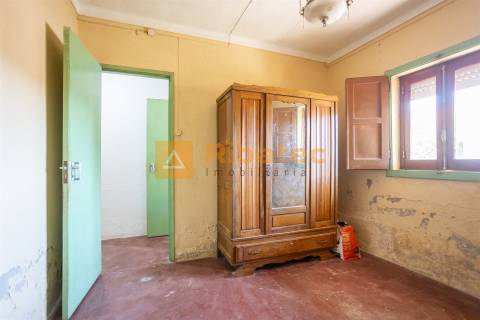 Moradia T2 com terreno de 722 m² no Rebocho