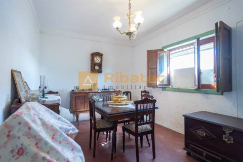 Moradia T2 com terreno de 722 m² no Rebocho