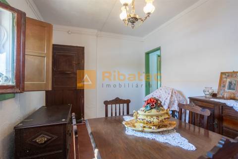 Moradia T2 com terreno de 722 m² no Rebocho