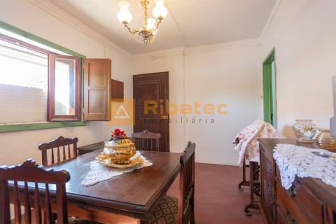 Moradia T2 com terreno de 722 m² no Rebocho